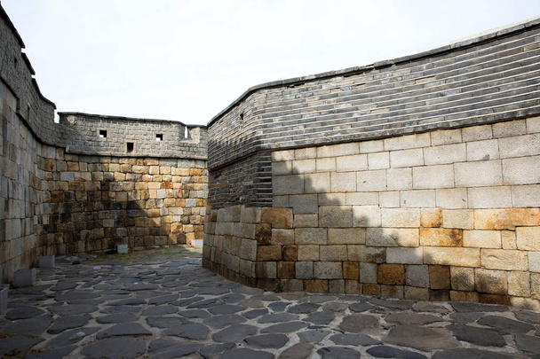 Suwon Hwaseong Kalesi Joseon Hanedanı sırasında bir kale duvarı ve Kore'ye ait bir Dünya Mirası Alanı. - Fotoğraf, Görsel