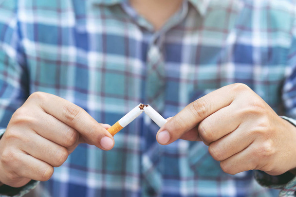 Чоловік відмовляється від концепції сигарет для кидання паління та здорового способу життя. або Жодної кампанії з куріння Концепція
. - Фото, зображення