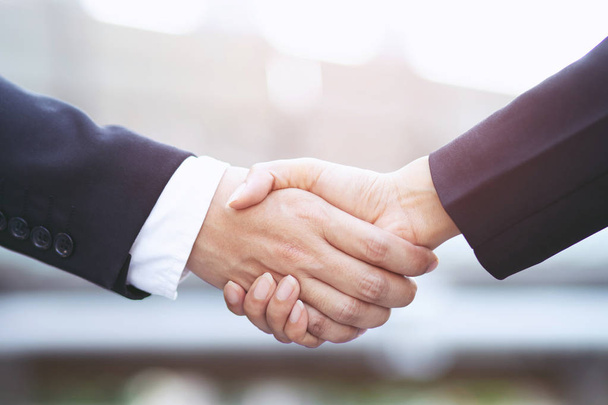Closeup egy üzletember kéz Shake üzletasszony között két kolléga ok, sikeres üzleti kézben kezében. - Fotó, kép
