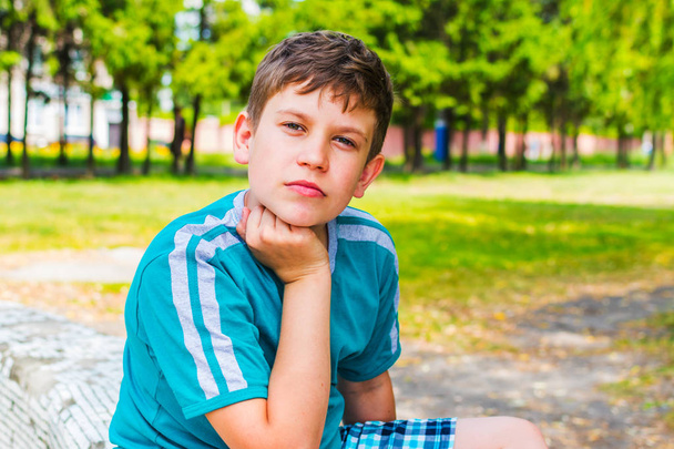 nyáron egy tizenéves fiú portréja a parkban - Fotó, kép