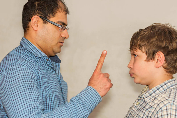 O pai repreende o rapaz. problemas na educação
 - Foto, Imagem