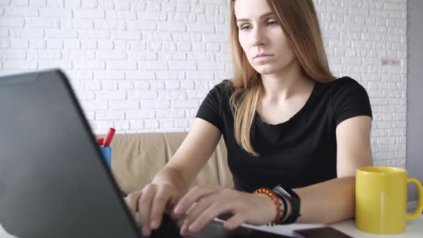 Jeunes belles femmes caucasiennes utilisant un ordinateur portable, concentré.Concept d'affaires, communication, étude
.  - Séquence, vidéo