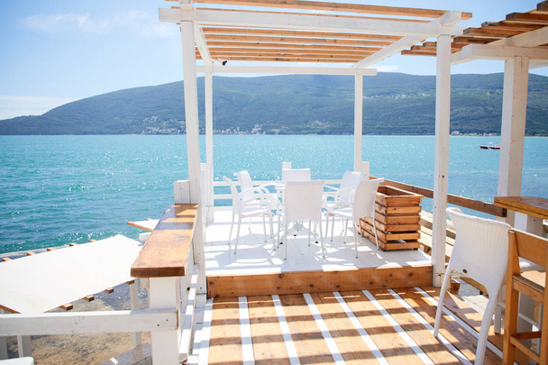 luxus éttermi terasz a tenger közelében napsütéses napon  - Fotó, kép
