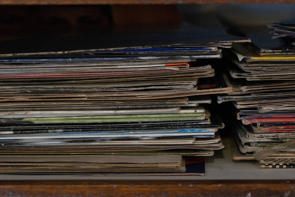 Pile de disques vinyles, ou tout simplement vinyles ou même vinyles
 - Photo, image
