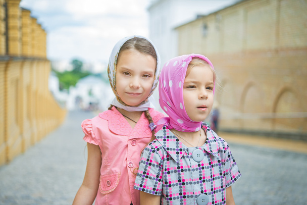 Два молодих сестри
 - Фото, зображення