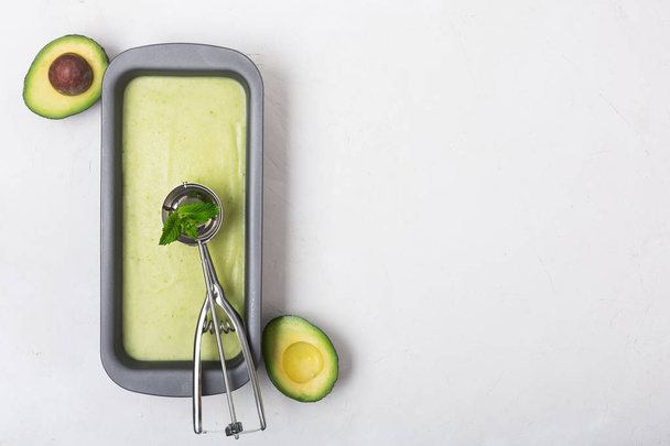 Homemade organic avocado and mint ice cream in a metallic container - Foto, afbeelding