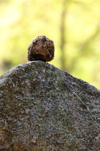 Piedra pequeña y piedra grande
 - Foto, imagen