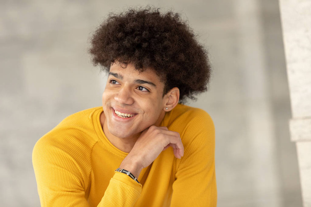 Adolescente pensativo con peinado afro
   - Foto, imagen