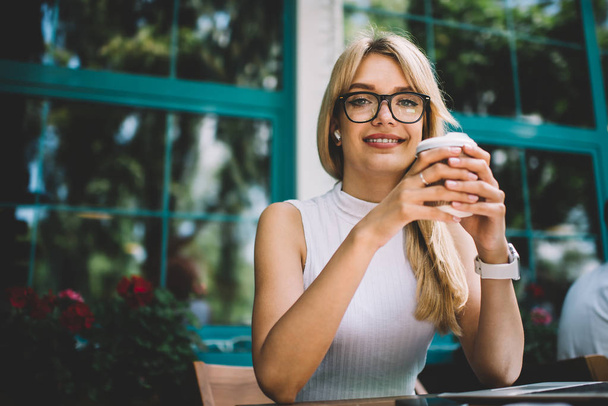 Stylish woman with hot drink in outdoor cafe - Zdjęcie, obraz