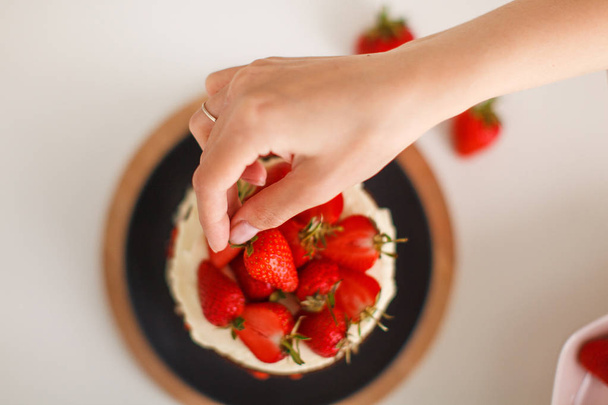 Strawberry cake with crust and cream - 写真・画像