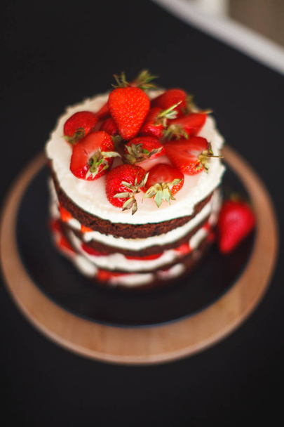Strawberry cake with crust on dark background - Foto, Bild