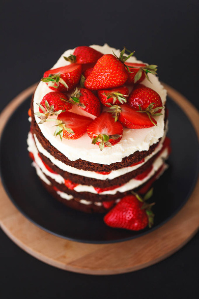 Strawberry cake with crust and cream - Foto, immagini