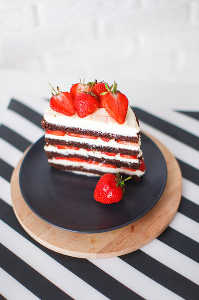 Strawberry cake with crust and cream - Foto, Bild