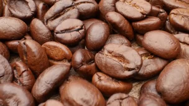 Nahaufnahme, sanft bewegte geröstete Kaffeebohnen - Filmmaterial, Video