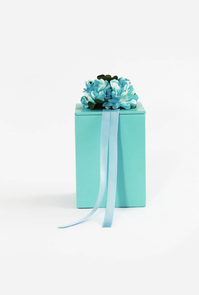 Decorative blue gift box with flower and ribbon designs - Valokuva, kuva