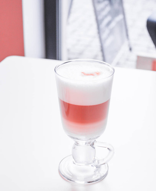 Café Latte en vidrio con gran espuma blanca
. - Foto, Imagen