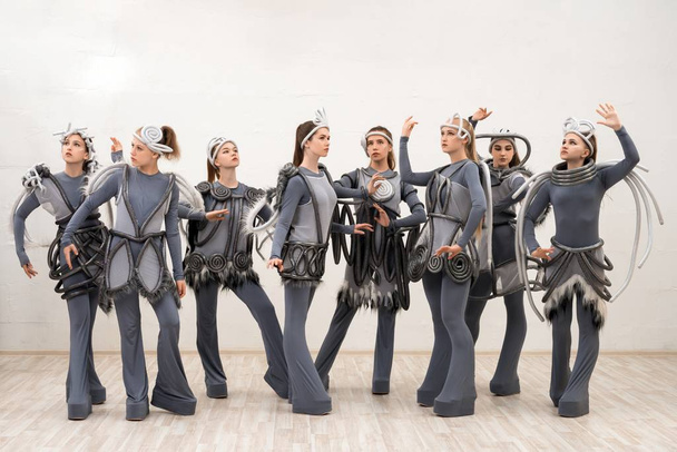 Groep jonge dansers in fantastische kostuums geschoten - Foto, afbeelding
