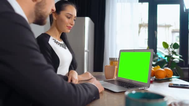 İki iş arkadaşları yeşil ekran ve gülmek ile dizüstü içine bakıyor - Video, Çekim