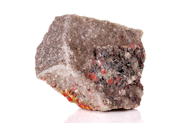 Μακρο πέτρα Κινναβάρ με ορυκτό στιβίτη σε λευκό φόντο - Φωτογραφία, εικόνα