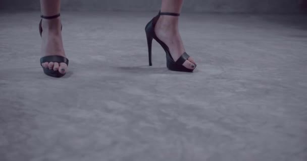Closeup pohled na ženský nohy v černých vysokých podpatcích tančících ve studiu-video v pomalém pohybu - Záběry, video