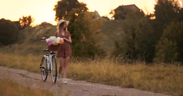 フィールドの女の子の夏は、道路上の自転車で行く - 映像、動画