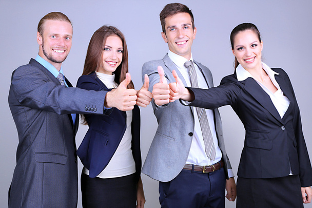Бізнес команда, стоячи в ряд на сірому фоні
 - Фото, зображення