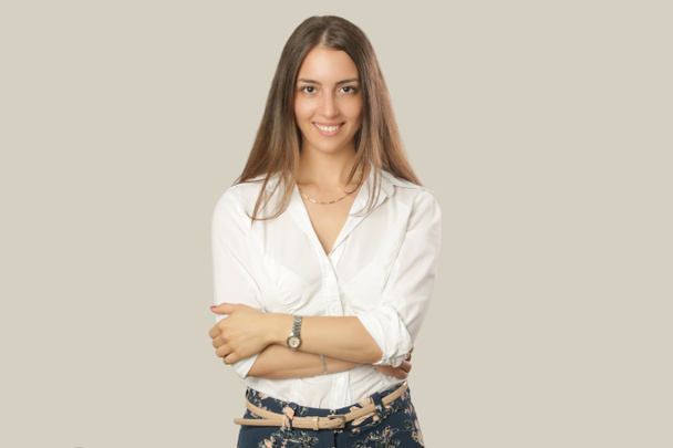 schöne attraktive junge Frau Porträt. Geschäftsfrau mit leichtem Lächeln im weißen Hemd - Foto, Bild