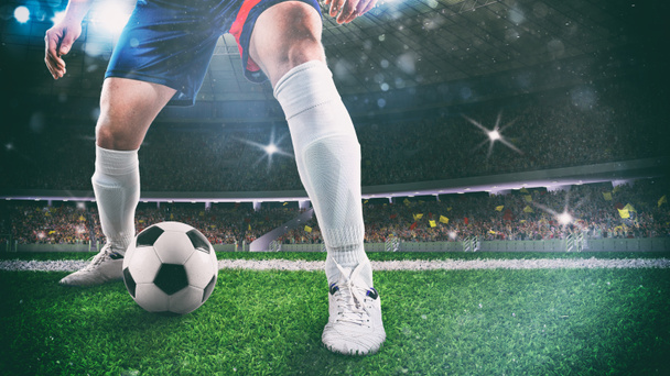 Gros plan d'un footballeur tenant le ballon pour un dribble au stade pendant le match de nuit
 - Photo, image