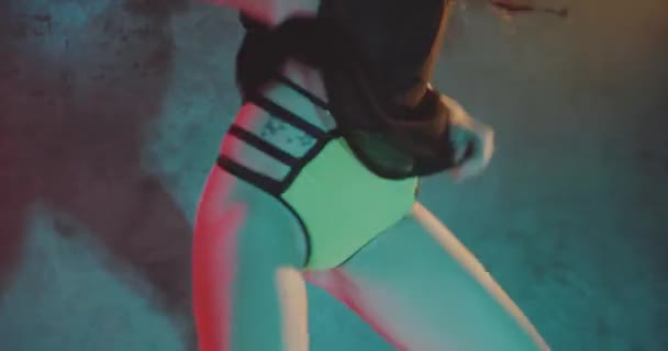 Parte sensual del cuerpo de la mujer bailando en el estudio con luz de color neón
 - Metraje, vídeo