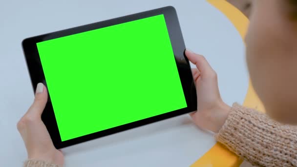 Nő nézi tabletta számítógép zöld képernyő otthon - Felvétel, videó