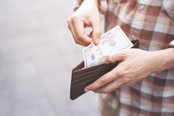 Homme d'affaires Personne tenant un portefeuille dans les mains d'un homme prendre de l'argent de poche
. - Photo, image