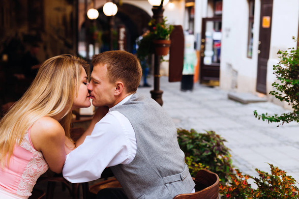 романтичне побачення хлопця і дівчини в кафе. поцілунок. профіль
. - Фото, зображення