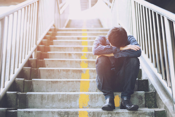 człowiek siedzi schody sposób Overpass pieszych. stres ludzi kompresji w biurze czuć stresujące nie może podejmować decyzji bezrobotnych lub depresji sytuacji stres przyczyna problemy psychiczne koncepcja stresu. - Zdjęcie, obraz