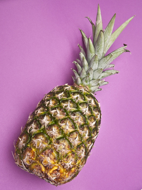 Ananas purppuralla
 - Valokuva, kuva