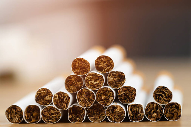 image de plusieurs cigarettes fabriquées commercialement. pile cigarette sur bois. ou concept de campagne non-fumeur, tabac
 - Photo, image