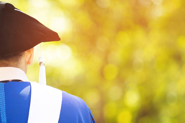 ●入社成功時の若い男性卒業帽子の裏側のショット、コンセプト教育は大学の卒業生を祝福. - 写真・画像