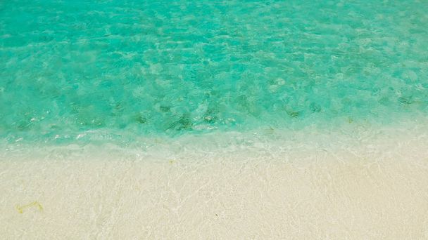Tropisch strand en blauwe zee met golven. - Foto, afbeelding