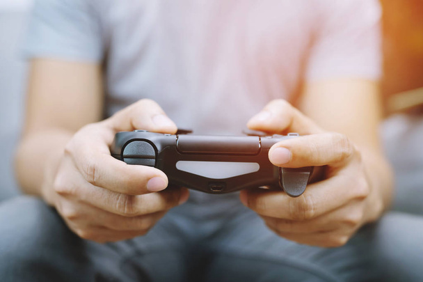Videospielkonsole Controller in Gamer-Gaming-Steuerknüppel in jungen Mann Hände Controller spielt auf der Konsole. - Foto, Bild