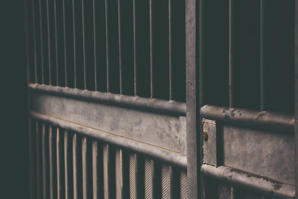 Vieille prison avec barreaux de cellules enfermés fond noir foncé et clair. Criminalité
 - Photo, image