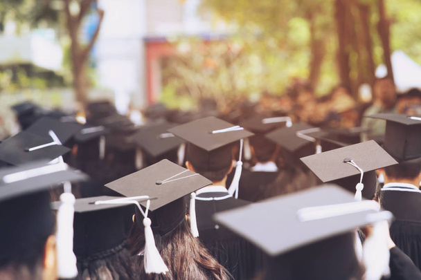 αποφοίτηση, φοιτητής κρατήσει καπέλα στο χέρι κατά την έναρξη πτυχιούχοι επιτυχίας του Πανεπιστημίου, concept εκπαίδευση συγχαρητηρίων. Τελετή αποφοίτησης - Φωτογραφία, εικόνα