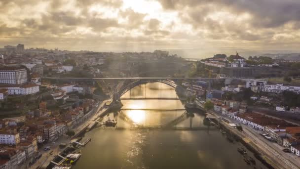 Rio Douro, Porto em Portugal, horizonte de drones aéreos de 4k não graduados - Filmagem, Vídeo