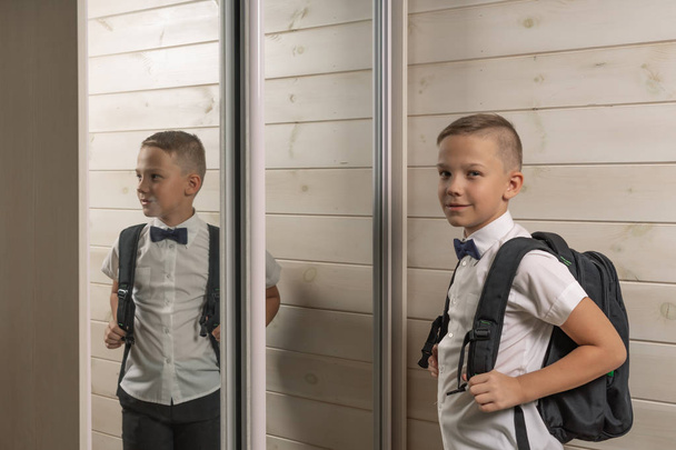 Een 10-jarige jongen bereidt voor op school na een lange zomer vakantie. - Foto, afbeelding