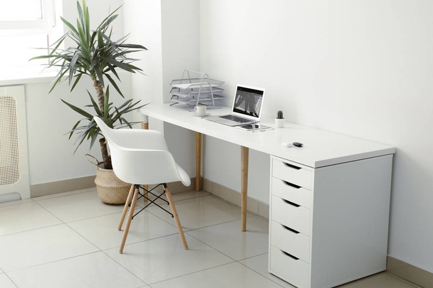 stół biurowy, na którym laptop, Kawa, tablet, aparat fotograficzny i inne przedmioty - Zdjęcie, obraz