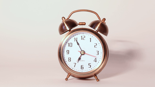 Timbre reloj despertador clásico en blanco, vista frontal
 - Imágenes, Vídeo