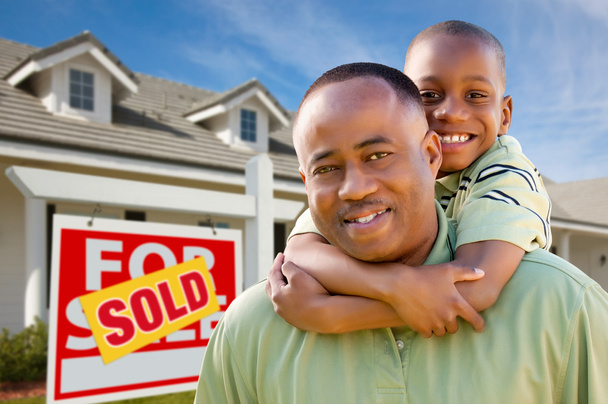 Afro-Amerikaanse man en kind met huis - Foto, afbeelding