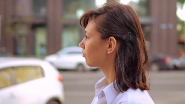 νεαρή όμορφη γυναίκα στο δρόμο της πόλης - Πλάνα, βίντεο