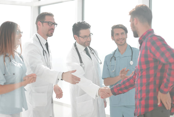 doctors congratulating the patient on recovery - Photo, image