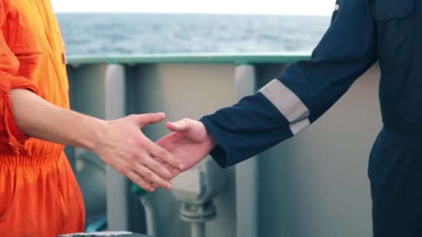 entrepreneur maritime homme d'affaires poignée de main avec travailleur sur le navire. - Séquence, vidéo
