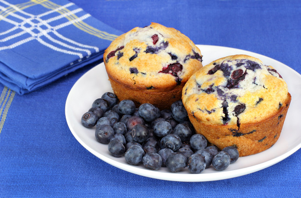 Finom áfonyás muffin és bogyók - Fotó, kép