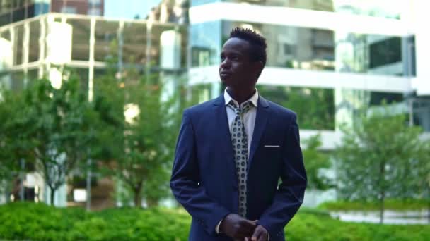 Afro-amerikai üzletember visel kék öltöny állva - Felvétel, videó